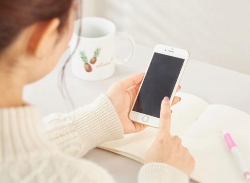 スマホを見る女性